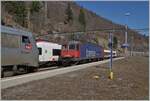Der  Spaghetti -Zug der Gegenrichtung ist in Vallorbe angekommen. Die SBB Re 6/6 11615 (Re 620 015-8) fährt an die abgebügelte SNCF Sybic BB 26061 heran. 

24. März 2022