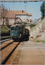 re-44-i-2-serie/502219/die-sbb-re-44-i-10046 Die SBB Re 4/4 I 10046 erreicht von Vallorbe kommend mit ihrem Regionalzug La Sarraz. 
April 1995