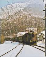 Die Re 4/4 I 10039 verlässt mit ihrem Schnellzug von Basel SBB nach  Biel/Bienne am 17. Januar 1985 die enge Schlucht von Moutier und trifft im Bahnhof von Moutier ein.
(Gescanntes Foto)