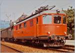 re-44-i-2-serie/659161/die-sbb-re-44-i-10043 Die SBB Re 4/4 I 10043 in Grenchen Nord, die erste ihrer Art in Rot aber noch ohne weisse Zierlinie. 

14. Sept. 1984