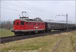 Re 4/4 I 10009 als Schiebelok bei einer Dampffahrt zum Gotthard. Otelfingen, März 2018.