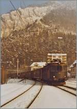 Die SBB Re 4/4 I 10039 erreicht mit ihrem Schnellzug Basel - Biuel /Bienne Moutier.