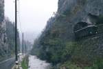 Viel enger als an dieser Stelle in der Klus zwischen Choindez und Moutier geht es wohl kaum. Bei strmenden Regen, von dem die Passagiere sicherlich weniger sprten als der Fotograf, fhrt dort eine Re 4/4 I im Juli 1983 nach Moutier.