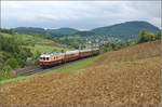 Re 4/4 I 10034 auf Jurarundfahrt. Zur Zürcher Streetparade wird gleichzeitig eine Rundfahrt durch den Jura mit Dinner im Zug angeboten. Hier auf der Bötzbergstrecke bei Zeihen, August 2017. 