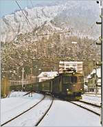 Die Re 4/4 I 10039 verlässt mit ihrem Schnellzug von Basel SBB nach  Biel/Bienne am 17. Januar 1985 die enge Schlucht von Moutier und trifft im Bahnhof von Moutier ein.
(Gescanntes Foto)