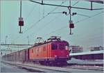 Die SBB Re 4/4 I 10049 erreicht mit einem Schnellzug von Biel/Bienne nach Delémont den BLS Bahnhof Grenchen Nord. Die SBB Re 4/4 I 10049 war eine der ersten Re 4/4 I in Rot, hatte aber bereist die dem damals neuen Farbschema entsprechende weisse Zierlinien, welcher der ersten Re 4/4 I in Rot, der Re 4/4 I 10043, noch fehlte.

8. Jan. 1985