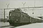 Die SBB Re 4/4 I 10039 mit einem Schnellzug nach Delémont beim Halt in Boutier.