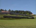 Dampftage Huttwil mit frisch genesenem Bubikopf. 

Bei Oberbaumen geht es fr 64 518 und Re 4/4 I 10034 die steile Rampe nach Weier hinauf. Die Fotowolke war eigenproduziert... Oktober 2023.