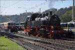 Dampftage Huttwil mit frisch genesenem Bubikopf. 

64 518 rangiert vor den Museumszug. Oktober 2023.