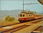 Eine SBB Re 4/4 I ist mit einem Schnellzug von Bern nach Paris auf dem Weg nach Pontarlier und fährt durch den Bahnhof von Gümmenen.