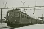 Die SBB Re 4/4 I 10039 beim Halt in Moutier mit einem Schnellzug von Biel/Bienne nach Delémont.