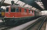 Scanbild von SBB 11211 mit IC-Zug aus Basel in Zürich HB am 18 Juni 2001.