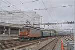 Mit der (ex) SNCF 141 R 568 an der Spitze und der BLS Ae 4/4 251 am Schluss verlässt der stattliche  Train Chasse  der L'Association 141R568 den Bahnhof von Lausanne.