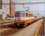 Die frisch aus der in Bellinzoa erhalten R3 zurückgekehrte SBB Re 4/4 II 11106 fährt ist mit dem IC 126 in Aarau durch. Der  Swiss-Express  EW III Zug ist auf dem Weg von St. Gallen nach Genève. 
Die Lok war damals zwanzig Jahre alt und die letzte der sechs Prototypen Re 4/4 II. Zu meiner Überraschung stellte ich fest,  dass die Lok schon damals mit einem Einholmstromabnehmer unterwegs war. 

Die Prototyp Loks sind 10 cm kürzer als dann die Serienloks 11107 - 11155 bzw. 61 cm
als die Lok der Nummern 11156 u.f. 
Zudem sind die drei Seitenfenstger im Gegensatz zu den Nachfolgeloks ebenfalls etwas kleiner. 
 
Analogbild / 14. Sept. 1984 