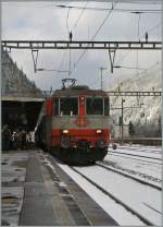 In Göschenen wartet die SBB Re 4/4 II 11109  Swiss Express  mit einem IR auf die Abfahrt Richtung Süden.
