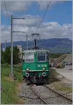 Die BAM MBC Re 4/4 II (91 85 4420 506-8 CH-MBC) mit ihrem leeren Kieszug auf der Fahrt vom Industrieanschluss zum Bahnhof von Gland.