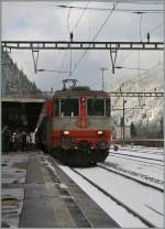 In Göschenen wartet die SBB Re 4/4 II 11109  Swiss Express  mit einem IR auf die Abfahrt Richtung Süden.