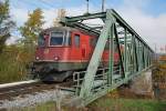 SBB: Lokzug mit der Re 4/4 11318 beim Passieren der Aarebrcke Aarberg am 27. Oktober 2015.
Foto: Walter Ruetsch