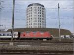 Re 4/4 11149 alias 420 149 vor dem Clariant-Turm in Pratteln. Februar 2017.