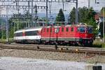 Ellok-Oldie 11145 legt sich mit ein Schwesterlok und einer IR nach Locarno am 26 Mai 2019 in Brugg AG in die Kurve.