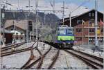 Die BLS Re 4/4 II 504 erreicht mit mit ihrem EW III RE von Interlaken Ost den Bahnhof von Zweisimmen. 

14. April 2021