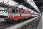 SBB 11109 in Swiss-Express Farben steht am 19 mai 2022 mit ein IC nach Schaffhausen und Singen (Hohentwiel) in Zürich HB.