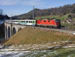 Bei Degersheim überfährt Re 4/4 II 11157 mit dem VORALPEN-EXPRESS IR 2415, Luzern - Romanshorn am 26.12.2011 den Waldbach-Viadukt.