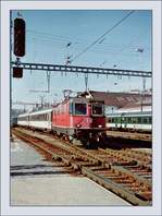 re-44-ii-2-serie/561800/fuer-die-winterferien-in-den-alpen Für die Winterferien in den Alpen führen zu den ohnehin ausgebuchten TGV Zügen früher auch noch einige konventionelle Zusatzzüge, welche meist von Gruppen genutzt wurden. Das Bild vom Februar 1997 zeigt eine Re 4/4 II mit einem solchen Zusatzzug bei der Einfahrt in Lausanne.
