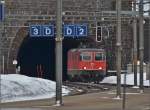 Re 4/4 II 11301 rangiert vor der Ausfahrt Wassen des Gotthardtunnels.