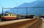 Mit einem Personenzug wartet Re 4/4 II im Bahnhof Martigny auf die Weiterfahrt (Juli 1983)