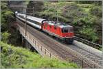 Von Rodi-Fiesso durch die Dazio Grande nach Faido: Die SBB Re 4/4 II 11158 mit dem IR 2268 von Locarno nach Zürich erreicht in Kürze, über die Freggio Brücke fahrend, den