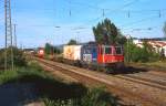 Mit einem Containerzug fhrt 421 385-6 der SBB Cargo im Mai 2012 durch Bad Krozingen. Damals war ich dort zur Kur und hatte am Nachmittag nach den Anwendungen genug Zeit, um den abwechslungsreichen Verkehr auf der Rheintalstrecke zu fotografieren.