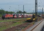 SBB: Re 4/4 ll 11246 vor einem langen Autozug in Weil am Rheim am 8.