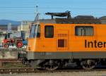 SBB: Zufllige Begegnung. Am 26. September 2014 treffen sich die Re 4/4 11320  Interregio Cargo  und ein Hrlimann-Traktor der selben Epoche.
Foto: Walter Ruetsch