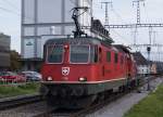 SBB: Die Re 4/4 11328 mit der Bm 4/4 18432 am Hacken beim Passieren des Bahnhofs Solothurn-West am 8. Oktober 2014.
Foto: Walter Ruetsch