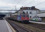 SBB/TRAVYS/YStC: Die Re 420 307 von SBB CARGO trifft bei der Durchfahrt Yverdon les Bains kurz auf die abgestellte YStC Ge 4/4 21. Nebst Rbenwagen fr die Zuckerfabrik Frauenfeld werden auch noch geschlossene Gterwagen mitgefhrt. Die Zufallsaufnahme bei sehr schlechter Witterung ist am 16. Oktober 2014 entstanden.
Foto: Walter Ruetsch 