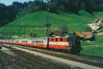 SBB: Stilreiner SWISS EXPRESS im Luzerner Hinterland. Die Re 4/4 || mit den EW |||-Wagen war im Sommer 1997 bei Wiggen in Richtung Luzern unterwegs.
Foto: Walter Ruetsch