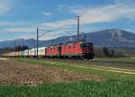 SBB Containerzüge: Doppeltraktion Re 4/4 mit 11180 an der Zugsspitze bei Deitingen am 7. April 2014.
Foto: Walter Ruetsch