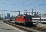 und die Re 4/4 II 11181 welche den Zug nach Zèrich brachte, fährt ins  Depot .
6. Juni 2015