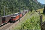 Zwei Re 4/4 II schleppen bei Rodi Fiesso einen Güterzug nordwärts, während auf dem Gegengleis ein Güterzug südwärts rollt.