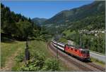 Die SBB Re 4/4 II 11333 fährt mit ihrem IR 2421 von Zürich nach Locarno kurz vor Rodi Fiesso südwärts.