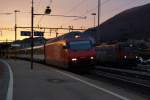 SBB: Abendstimmung in Oensingen am 12. November 2015 mit Re 460 046-6 und Re 421 374-0.
Foto: Walter Ruetsch