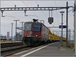 Die SBB Re 4/4 II 11173 fährt mit einem Güterzug in Cully durch.