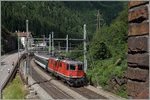 Die Re 4/4 II 11158 mit einem  Gotthard IR  nach Locarno am Eingang der Dazio Grande bei Rodi Fiesso.