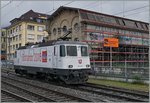 Die SBB Re 4/4 II  Erstfeld  (Re 420268-5) vor den alten Hallen der  Ateliers de Construction de Vevey  in Vevey.