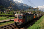 SBB: Re 10/10 (620 087-7 und Re 4/4 II 11320) bei Giornico vor der Kulisse der Kirche Santa Maria di Castello aus dem 12.