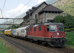 SBB: Postzug mit der Re 4/4 II 11249 vor der Kulisse des Unterwerks Giornico am 13. September 2016.
Foto: Walter Ruetsch