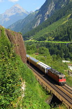 Nach Durchquerung des Pfaffensprung-Kehrtunnels ist eine 420 mit dem täglichen Postzug am 14.09.2016 wieder ans Tageslicht gekommen und setzt die Fahrt in Richtung Wassen fort