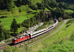 MIt dem IR 2426 von Locarno nach Zürich Hbf. durchfährt eine Re 4/4 II am 12.09.2016 die Wattinger Kurve