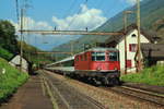 Re 4/4 II 11157 durchfährt am 13.09.2016 mit dem IR 2319 von Basel SBB nach Locarno den aufgelassenen Bahnhof Giornico